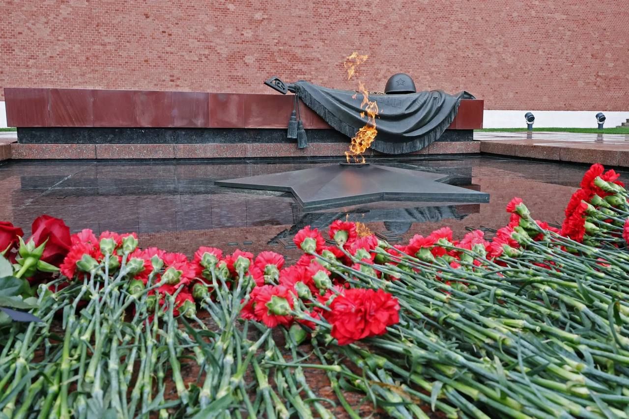Делегация Росимущества приняла участие в церемонии возложения цветов к Могиле Неизвестного Солдата
